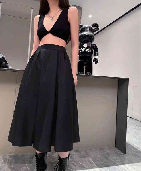 fashion 2022 designer design p home nylon skirt women's early spring new black versatile medium length
fashion 2022 designer design p home nylon skirt women's early spring new black versatile medium length