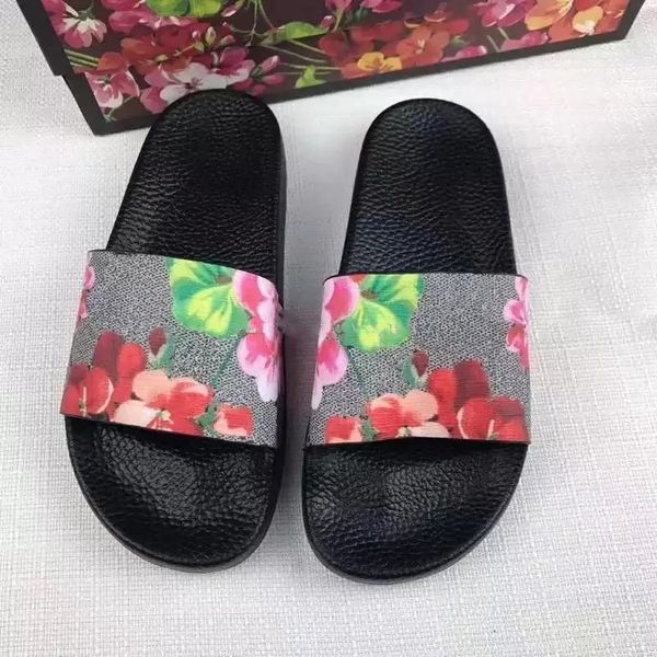 2022s summer slippers fashion slippers men ladies sandals comfort flip flop loafers black white red green with box
2022s summer slippers fashion slippers men ladies sandals comfort flip flop loafers black white red green with box