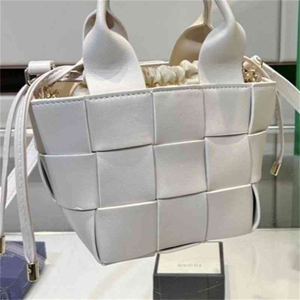 2022 bucket leather woven vegetable basket star fashion one shoulder messenger handbag women's bvbag
2022 bucket leather woven vegetable basket star fashion one shoulder messenger handbag women's bvbag