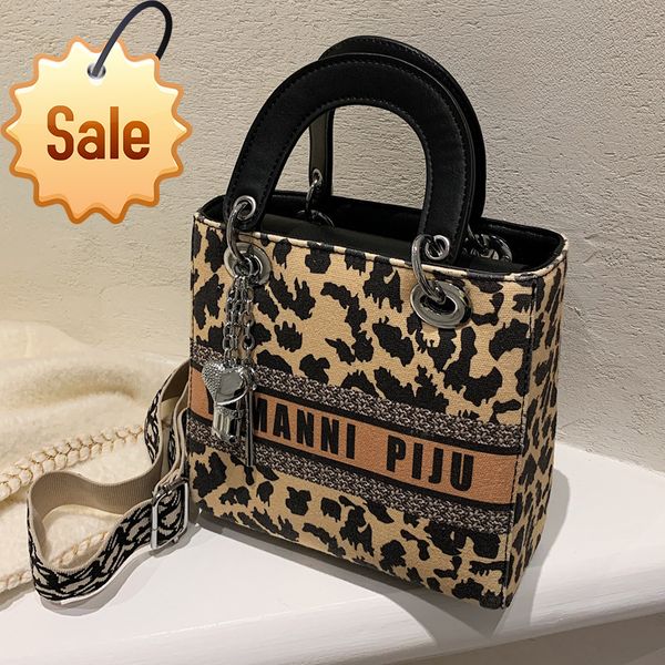 small large capacity bag new fashion canvas handbag brand popular ladies shoulder bags luxury
small large capacity bag new fashion canvas handbag brand popular ladies shoulder bags luxury