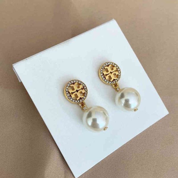 2023 designer new fashion jewelry round hollow double super flash pearl women's light luxury texture, Golden
2023 designer new fashion jewelry round hollow double super flash pearl women's light luxury texture, Golden