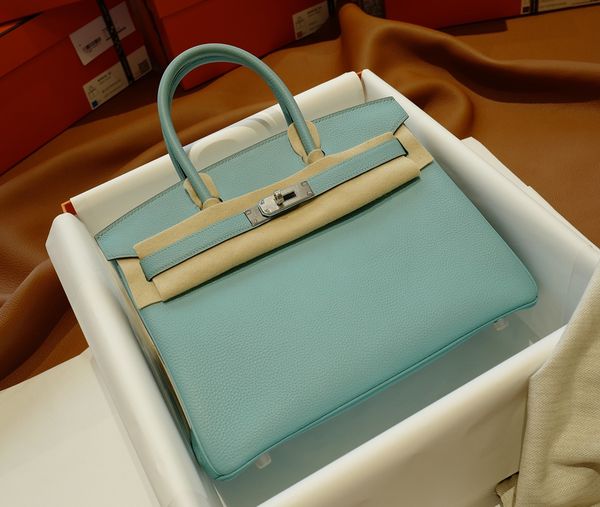 birkin30cm ck3p bag macaroon blue togo leather buckle, the color scheme of looks more formal.
birkin30cm ck3p bag macaroon blue togo leather buckle, the color scheme of looks more formal.