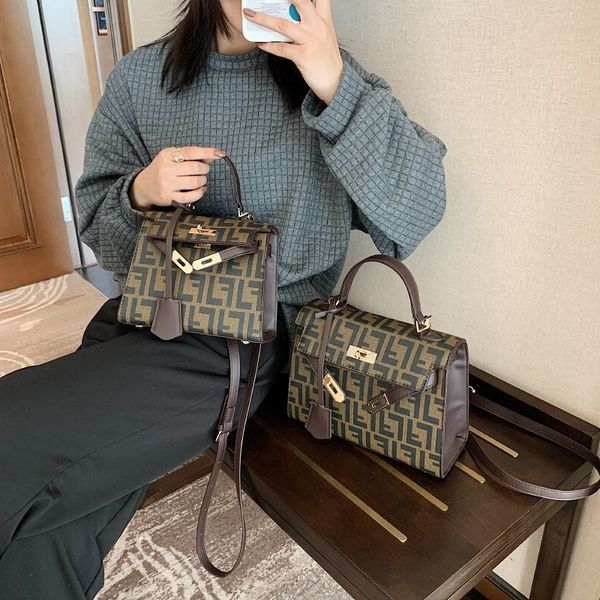 bag female 2022 new fashion versatile one shoulder messenger portable handbag chain cross bags
bag female 2022 new fashion versatile one shoulder messenger portable handbag chain cross bags
