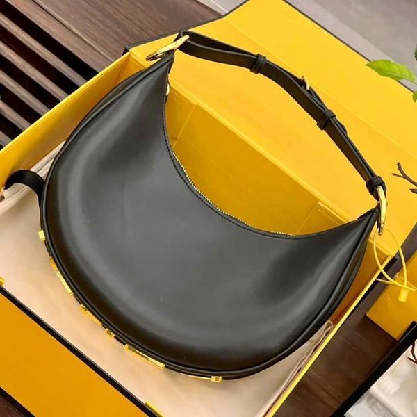 2022 spring and summer semi-circular crescent single shoulder bag simple advanced feeling portable light luxury gold letter women's bag
2022 spring and summer semi-circular crescent single shoulder bag simple advanced feeling portable light luxury gold letter women's bag