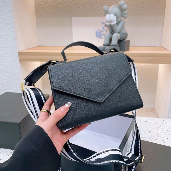 2022designer bags woman fashion wide straps genuine leather handbags shoulder bag retro designers handbag ladies messenger crossbody bag tot
2022designer bags woman fashion wide straps genuine leather handbags shoulder bag retro designers handbag ladies messenger crossbody bag tot