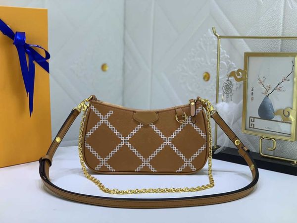 2022 m81066 letter handbag croissant shoulder bag leather cosmetics half moon crossbody chain designer women's handbag
2022 m81066 letter handbag croissant shoulder bag leather cosmetics half moon crossbody chain designer women's handbag