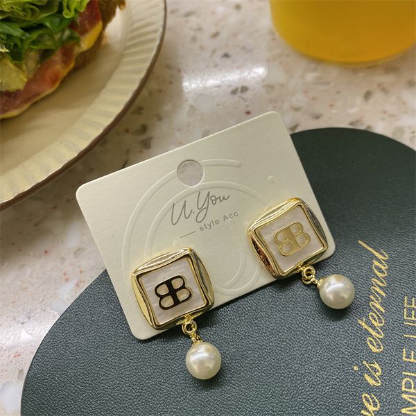 2022 new u tang jewelry 2022 autumn new double b letter earrings square metal atmospheric pearl earrings, Golden
2022 new u tang jewelry 2022 autumn new double b letter earrings square metal atmospheric pearl earrings, Golden