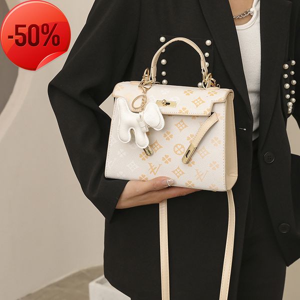 the factory directly fashion hand-held diana 2022 new bride wedding msenger printed single shoulder bag net red same style
the factory directly fashion hand-held diana 2022 new bride wedding msenger printed single shoulder bag net red same style