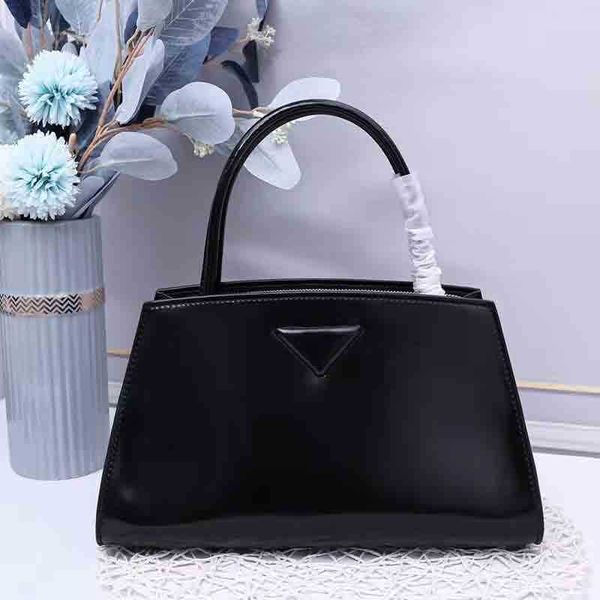 2022 high-quality handbag one-shoulder messenger women's bag temperament elegant and versatile bright business shopping
2022 high-quality handbag one-shoulder messenger women's bag temperament elegant and versatile bright business shopping