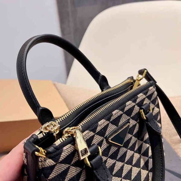 designer handbag women crossbody bags fashion shopping tote crossbody female triangle print purses 220510
designer handbag women crossbody bags fashion shopping tote crossbody female triangle print purses 220510