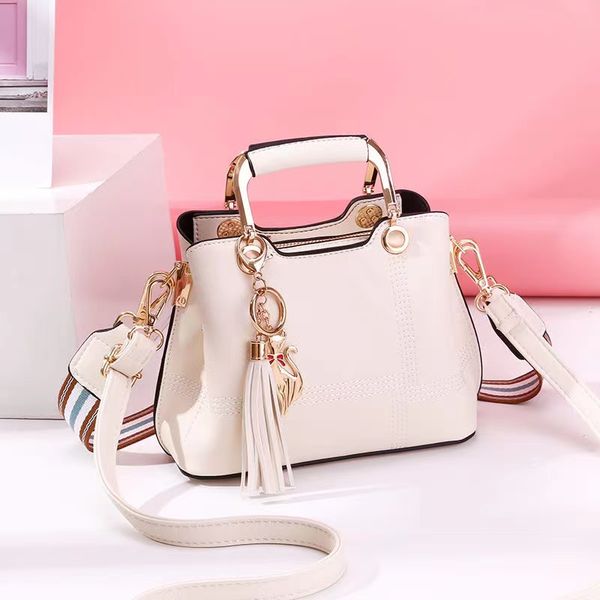 2022 new net red fashion all-match trend one-shoulder messenger bag hand-held wide shoulder strap
2022 new net red fashion all-match trend one-shoulder messenger bag hand-held wide shoulder strap