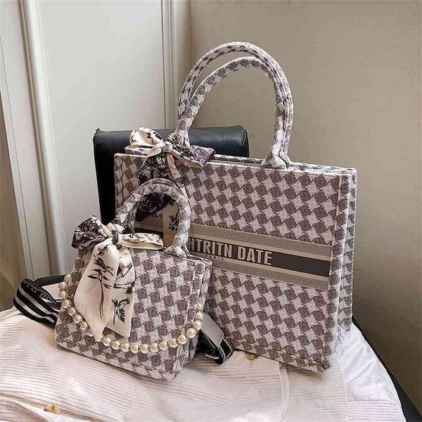 70% factory online sale black and white lattice portable bag chain single shoulder tote bag handbag
70% factory online sale black and white lattice portable bag chain single shoulder tote bag handbag