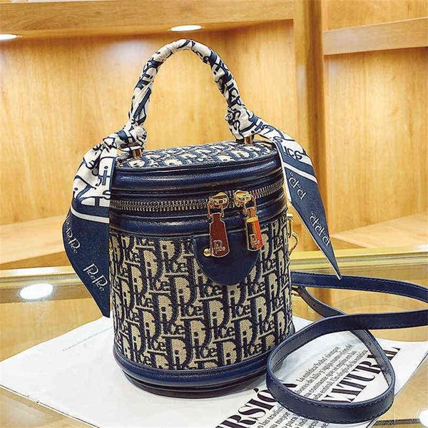 small female trendy version red messenger simple and versatile one 63% off store wholesale
small female trendy version red messenger simple and versatile one 63% off store wholesale