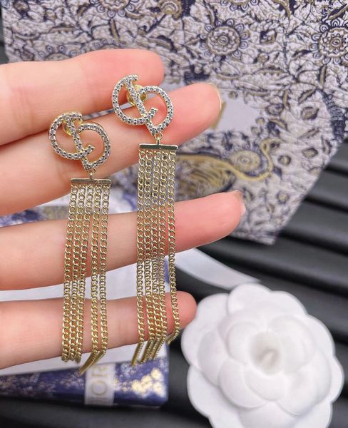 the factory directly d family's new golden letter diamond studded earrings female di high version personalized 2022 fashion
the factory directly d family's new golden letter diamond studded earrings female di high version personalized 2022 fashion