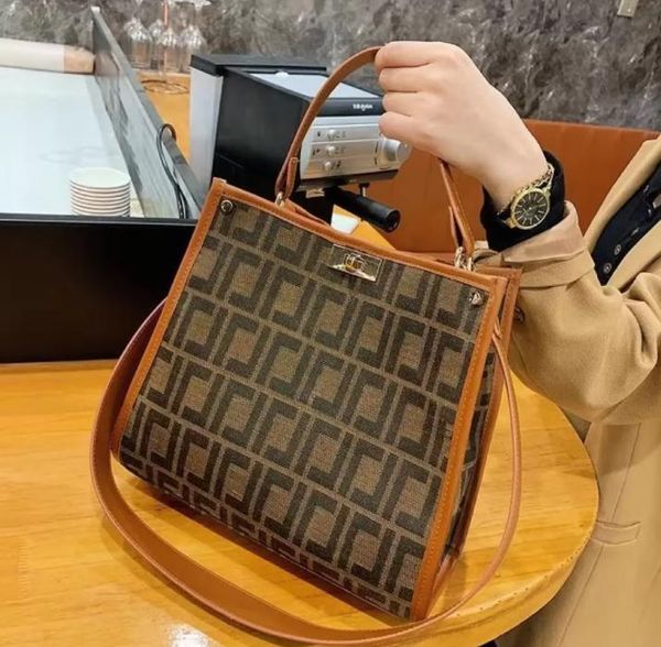 2022 handbags purses bag designer luxury genuine leather woman clutch birkin handbag litchi patter with gold hardware totes with, Black;red
2022 handbags purses bag designer luxury genuine leather woman clutch birkin handbag litchi patter with gold hardware totes with, Black;red