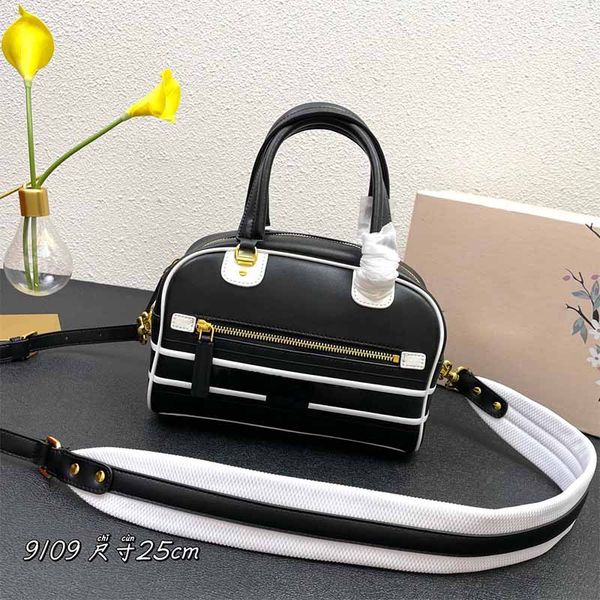 limited edition tote smooth leather crossbody bag letter logo zipper pocket designer bag removable adjustable shoulder straps wallet bottom
limited edition tote smooth leather crossbody bag letter logo zipper pocket designer bag removable adjustable shoulder straps wallet bottom