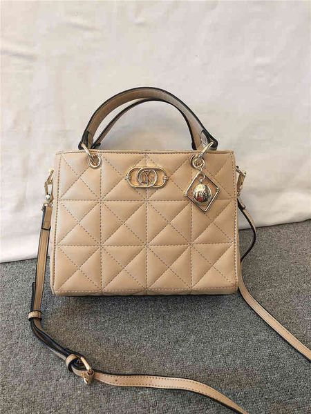 lyn accs new small fragrance lingge car line princess portable one shoulder women's bag luxury designer
lyn accs new small fragrance lingge car line princess portable one shoulder women's bag luxury designer