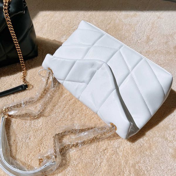 quilting lamb leather making 100% suede, bags soft and exquisite classic button chain hardware adopts micro do old gold metal
quilting lamb leather making 100% suede, bags soft and exquisite classic button chain hardware adopts micro do old gold metal
