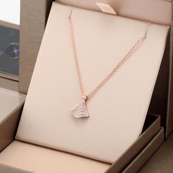 luxury designer fan-shaped pendant necklaces jewelry for women fashion designers brand full diamond titanium steel pendants necklace for men, Silver
luxury designer fan-shaped pendant necklaces jewelry for women fashion designers brand full diamond titanium steel pendants necklace for men, Silver