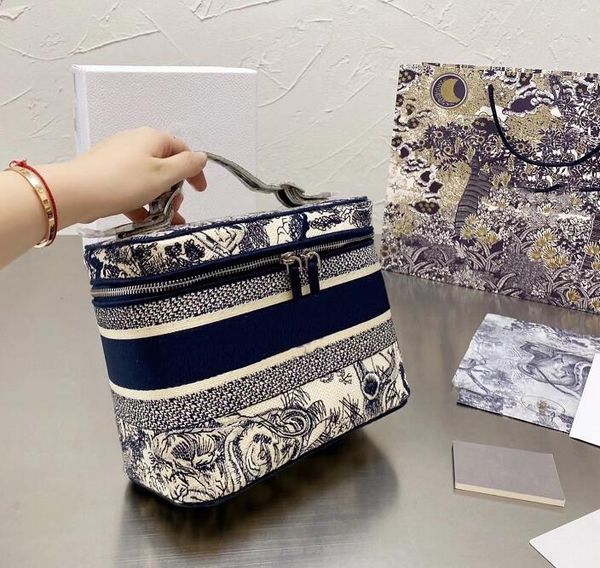 womens embroidery cosmetic bags fashion letter shoulder makeup bag women brand designers clutch toiletry travel pouch ladies purses handbags
womens embroidery cosmetic bags fashion letter shoulder makeup bag women brand designers clutch toiletry travel pouch ladies purses handbags