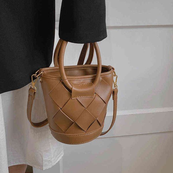 weave design solid color small pu leather shoulder crossbody bags with round handle for women 2022 trendy luxury brand handbags
weave design solid color small pu leather shoulder crossbody bags with round handle for women 2022 trendy luxury brand handbags
