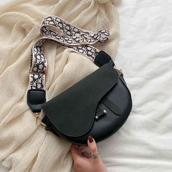 2022 factory wholesale new autumn winter net red small black women's korean version versatile messenger bag wide shoulder strap fashion
2022 factory wholesale new autumn winter net red small black women's korean version versatile messenger bag wide shoulder strap fashion