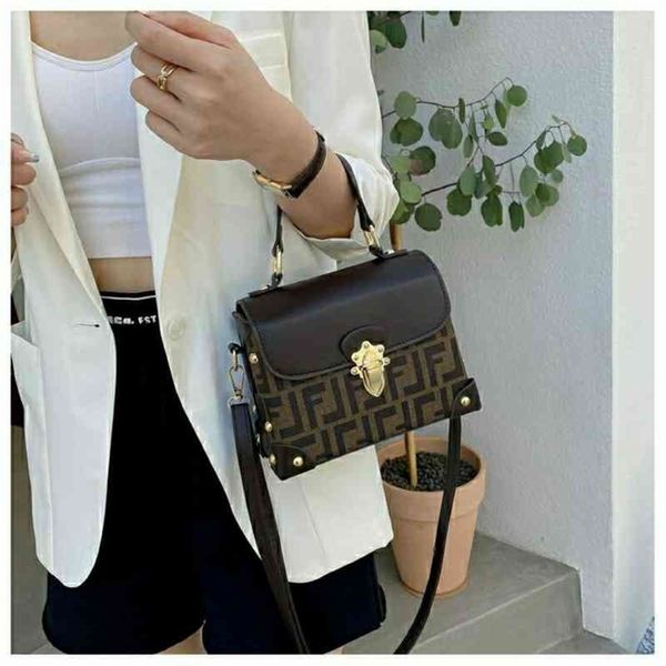 fashion high-grade hand vintage women's messenger high texture clearance outlet sale
fashion high-grade hand vintage women's messenger high texture clearance outlet sale