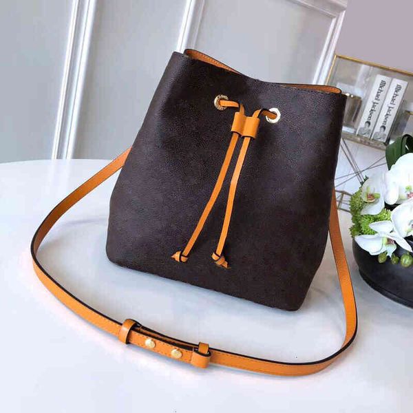 3a26cm fashion genuine leather women neonoe shoulder classic letter crossbody bag n, Red;black
3a26cm fashion genuine leather women neonoe shoulder classic letter crossbody bag n, Red;black