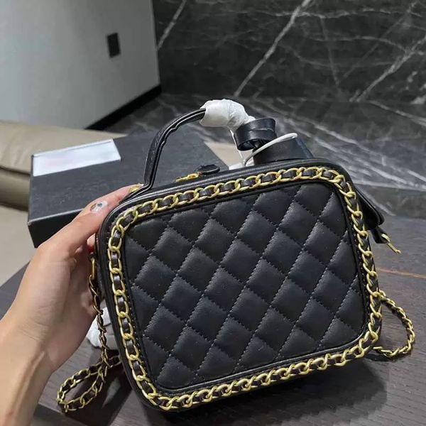 2022s luxury cosmetic box bags multicolor contrasting chain decorate handbag designers gold-tone metal hardware quilted shoulder bag handle
2022s luxury cosmetic box bags multicolor contrasting chain decorate handbag designers gold-tone metal hardware quilted shoulder bag handle