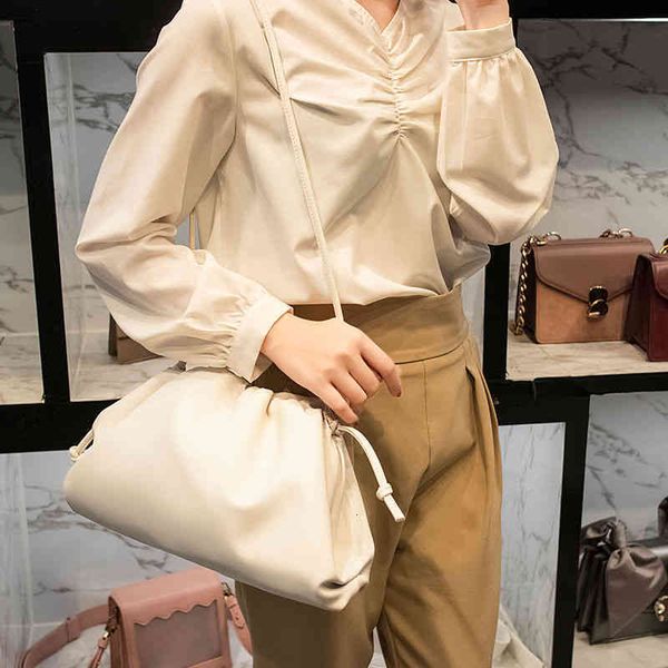 original edition brand handbags venetas's designer bag bottegass cloud bag leather womens 2022 trend dumpling single shoulder messenger
original edition brand handbags venetas's designer bag bottegass cloud bag leather womens 2022 trend dumpling single shoulder messenger