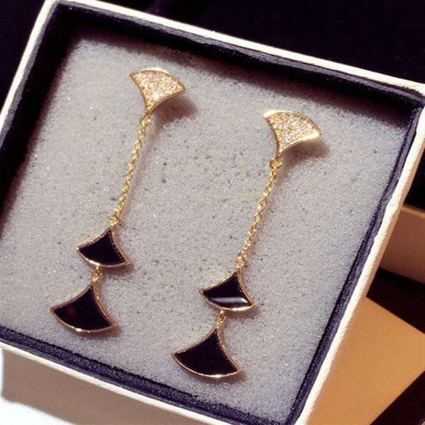 fashion luxury designer exquisite super glittering diamonds vintage fan long pendant stud earrings for woman girls250k, Golden;silver
fashion luxury designer exquisite super glittering diamonds vintage fan long pendant stud earrings for woman girls250k, Golden;silver