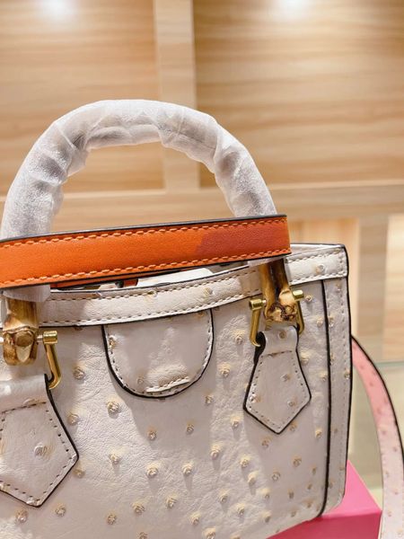 luxury designer shoulder woemn fashion bags bamboo bag tote leather handbag crossbody bag famous handbags lady wallet purses two size 20*17c, Black;red
luxury designer shoulder woemn fashion bags bamboo bag tote leather handbag crossbody bag famous handbags lady wallet purses two size 20*17c, Black;red