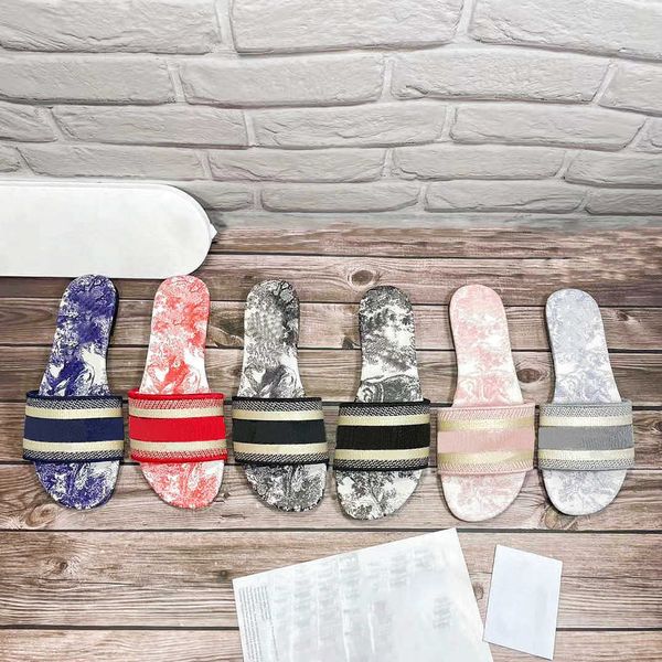 2022 women luxury designer sandals slippers leather summer flat slipper embroidery fashion beach woman big head rainbow letters 35-42 with, Black
2022 women luxury designer sandals slippers leather summer flat slipper embroidery fashion beach woman big head rainbow letters 35-42 with, Black