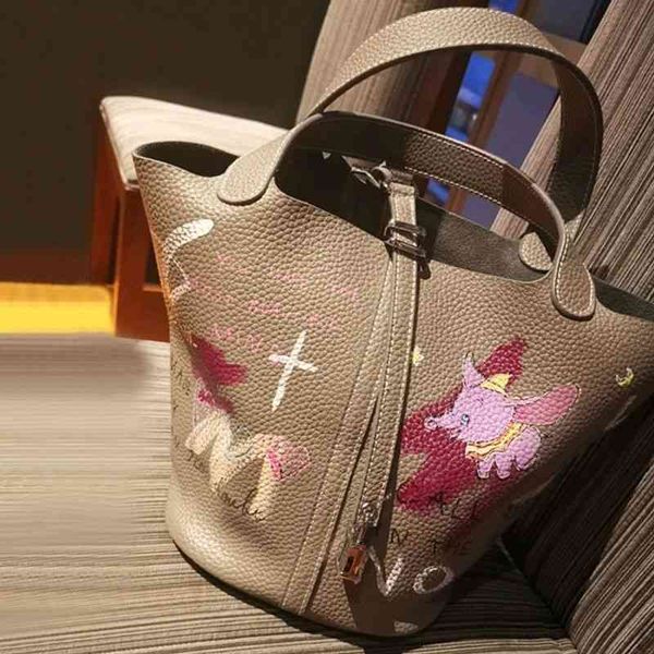 designer handbag women's hems bags 2023 korean xiaozhong food basket leather portable bucket japanese hand painted graffiti
designer handbag women's hems bags 2023 korean xiaozhong food basket leather portable bucket japanese hand painted graffiti