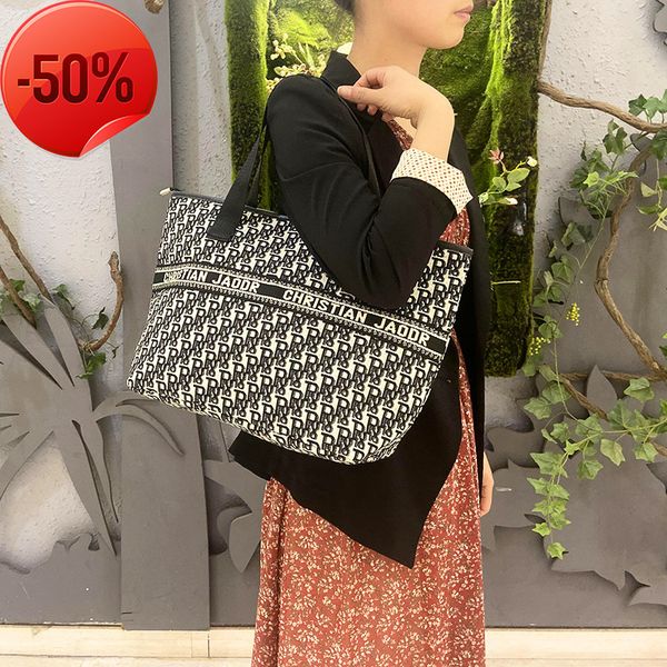 the factory directly wind canvas shoulder bag portable fashion large capacity student shopping go out mommy bag 
the factory directly wind canvas shoulder bag portable fashion large capacity student shopping go out mommy bag