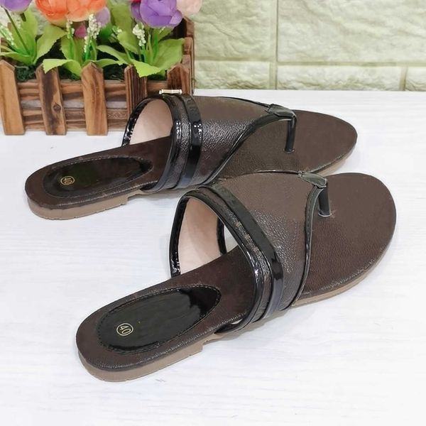 2022 women ladies leather slip-on thong flip flops thong sandals fitflop designer slippers beach shoes slides fashion metal button decor par, Black
2022 women ladies leather slip-on thong flip flops thong sandals fitflop designer slippers beach shoes slides fashion metal button decor par, Black
