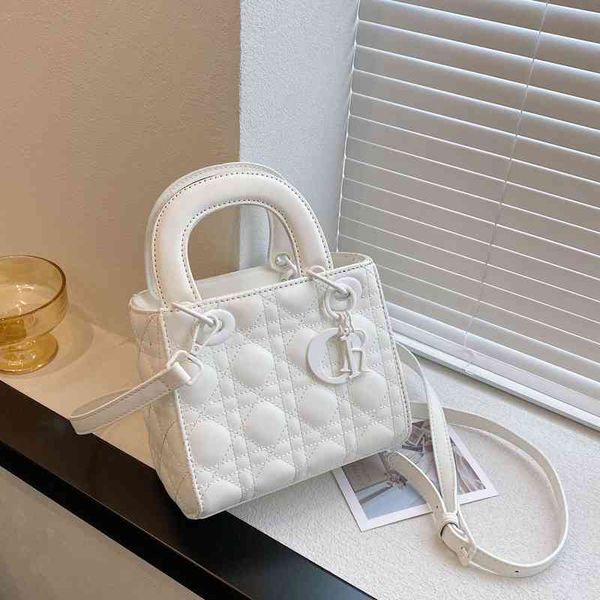 high sense niche women's 2022 summer new fashion lingge messenger versatile portable diana bag luxury designer
high sense niche women's 2022 summer new fashion lingge messenger versatile portable diana bag luxury designer
