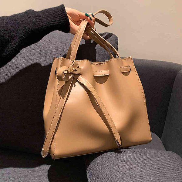 fashion women's new high-quality versatile bag luxury designer large capacity bucket net red hand of lading shoulder commuting tote bag
fashion women's new high-quality versatile bag luxury designer large capacity bucket net red hand of lading shoulder commuting tote bag