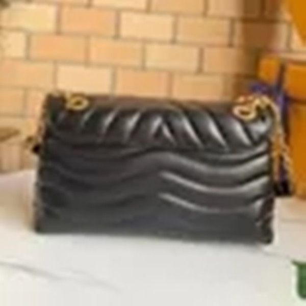 2022 fashion casual retro shoulder bag women's genuine leather solid color messenger v-shaped padded chain bag
2022 fashion casual retro shoulder bag women's genuine leather solid color messenger v-shaped padded chain bag