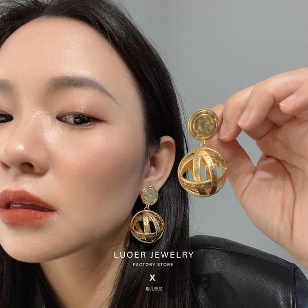 retro women earring metal hollow out aros pendant for charm lady gift korean fashion luxury aretes vintage jewelry, Golden
retro women earring metal hollow out aros pendant for charm lady gift korean fashion luxury aretes vintage jewelry, Golden
