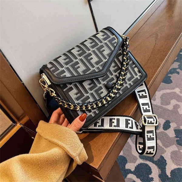 autumn and winter hand-held small female foreign style single french high-grade feeling versatile messenger design purses online
autumn and winter hand-held small female foreign style single french high-grade feeling versatile messenger design purses online