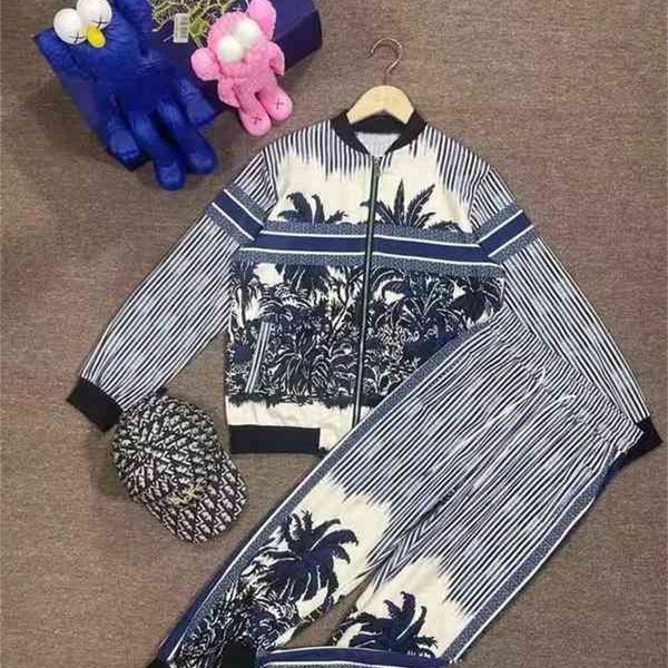 2022 new special offer model casual sports suit women's two-piece summer t-shirt loose shorts, White 
2022 new special offer model casual sports suit women's two-piece summer t-shirt loose shorts, White