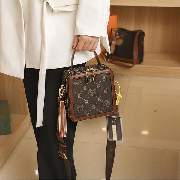 wholesale ladies brand leathers shoulder bag sweet and lovely sequined handbag street personality square rivet messenger bags small fresh el
wholesale ladies brand leathers shoulder bag sweet and lovely sequined handbag street personality square rivet messenger bags small fresh el