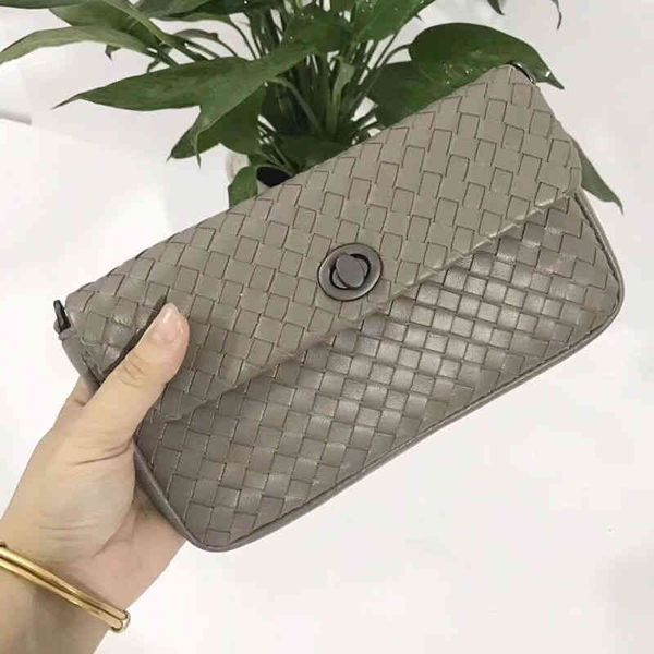 hand american sheepskin european woven and women's one shoulder fashion new leather messenger hand
hand american sheepskin european woven and women's one shoulder fashion new leather messenger hand