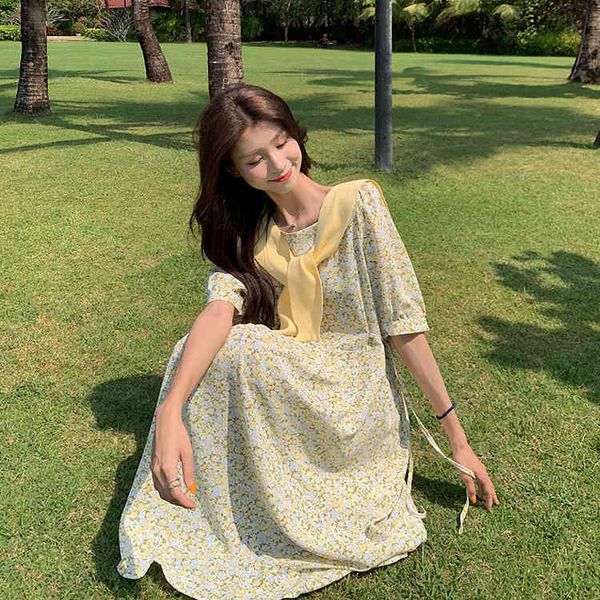 summer 2022 new korean version with slim waist and long broken flower bubble sleeve temperament a-shaped short dress women's wear, Black;white
summer 2022 new korean version with slim waist and long broken flower bubble sleeve temperament a-shaped short dress women's wear, Black;white