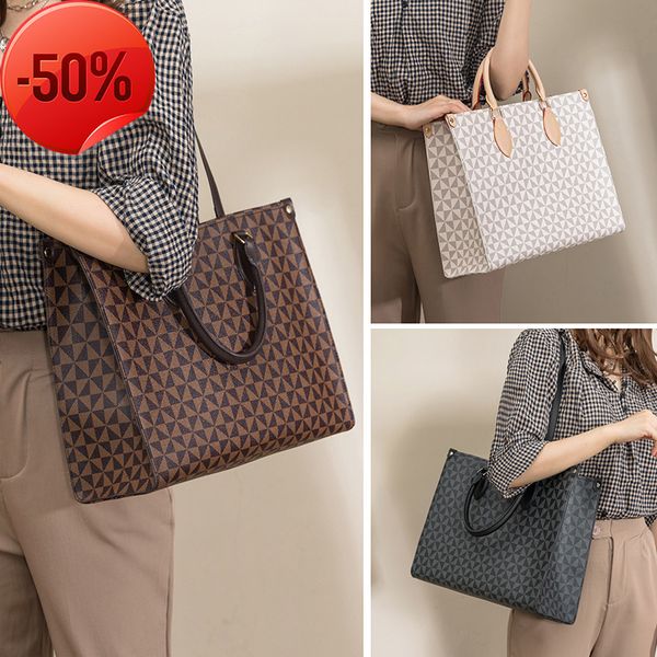 luxury designerlarge capacity printed tote women's korean version 2022 summer new one shoulder handbag commuter bag fashion trend
luxury designerlarge capacity printed tote women's korean version 2022 summer new one shoulder handbag commuter bag fashion trend