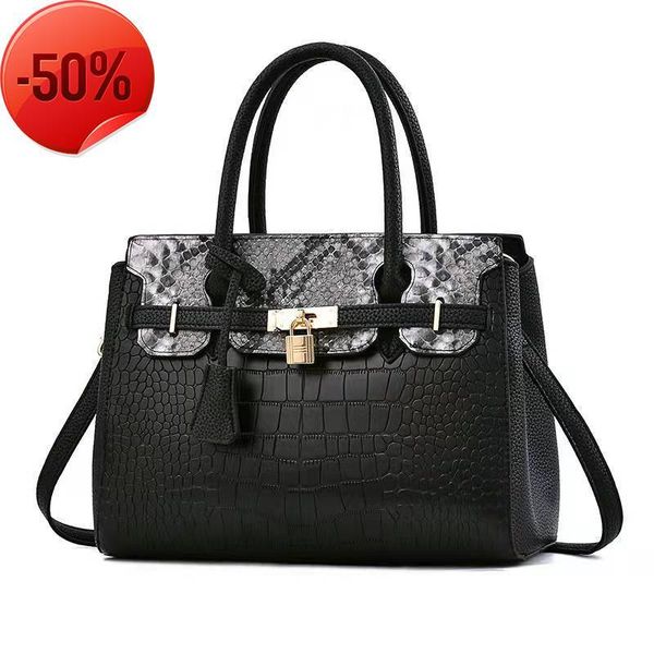 luxury designerhandbag fashion trend single shoulder messenger middle-aged lady diana embossed bag
luxury designerhandbag fashion trend single shoulder messenger middle-aged lady diana embossed bag