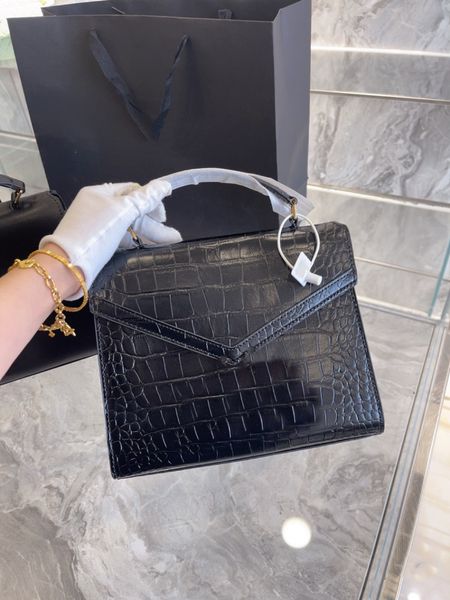 selling envelope design totes simple and elegant classic version durable essential goddess war bag
selling envelope design totes simple and elegant classic version durable essential goddess war bag