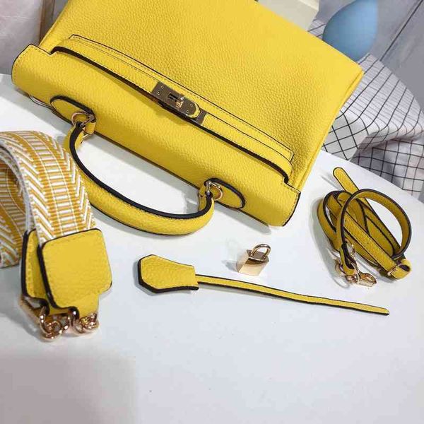 ladies fashion personality trend new brand bag wholesale imitation leather women's 2022 second generation mini small portable single sh
ladies fashion personality trend new brand bag wholesale imitation leather women's 2022 second generation mini small portable single sh