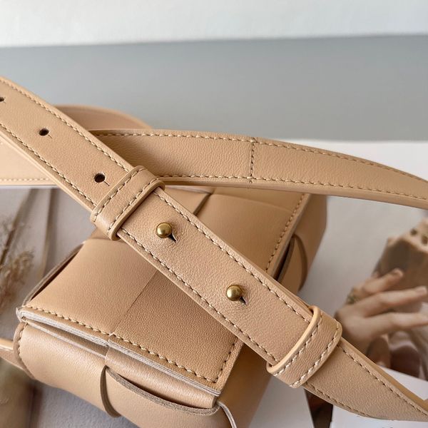 in 2022, the brand new woven small square bag advanced shoulder messenger bag.
in 2022, the brand new woven small square bag advanced shoulder messenger bag.
